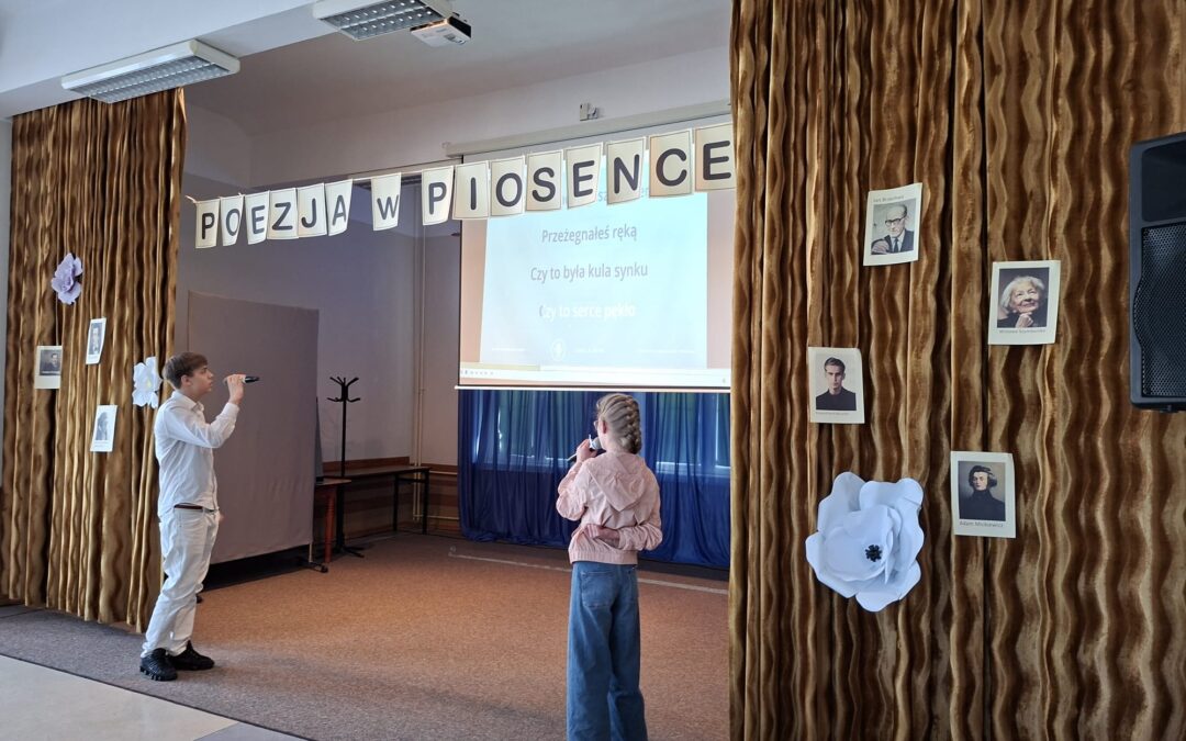 „Poezja w piosence” – koncert w wykonaniu uczniów szkoły podstawowej.